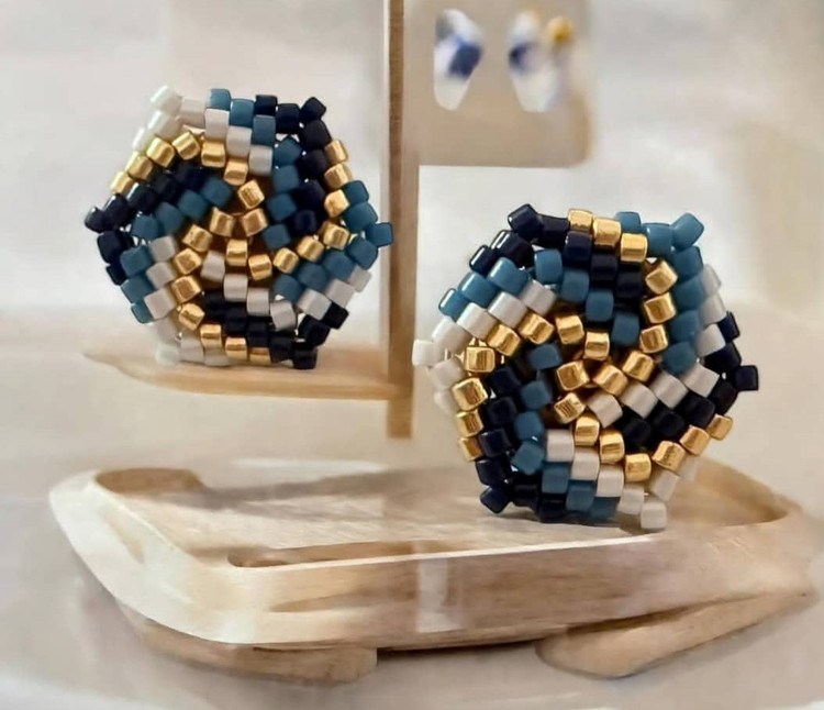 تم سرمه ای و کرم